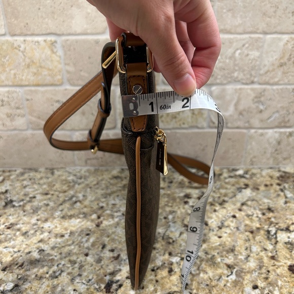🛑 SOLD 🛑 Michael Kors crossbody, adjustable strap. EXCELLENT condition. - Picture 9 of 15